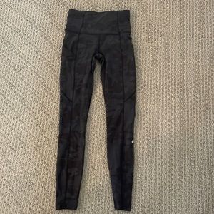Navy camo Lululemon leggings. Size 0